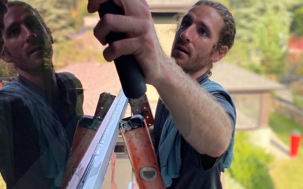 3 M Installer Cleaning Window